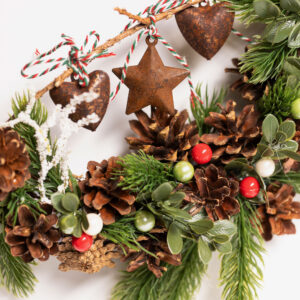 wianek ratanowy z szyszkami