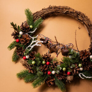 wianek ratanowy z szyszkami